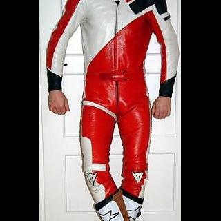 Motard gay cuir, latex, punk. Culture, actu, IT, sexe, politique. What else ? Adults only. NSFW.
