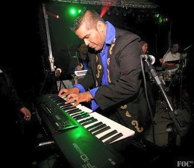 acordeonista y tecladista.. de juarez y su TAMBO.. productor de BARRABOX. y x sobre todas las cosas amo y sirvo a mi DIOS REY DE REYES.