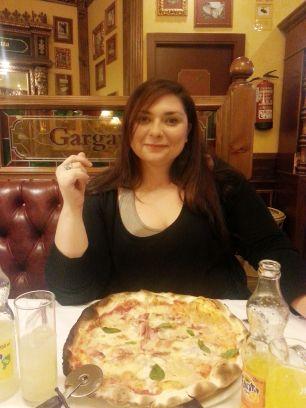 soy simpatica,sociable,sencilla,amiga de mis amigos,cabezona,un poko chillona,risueña,fiestera,cariñosa,ambiciosa y un poko loka jajajaja