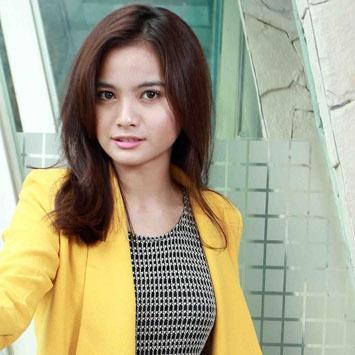 Acha Septriassa sebagai Claudia Saffira Latuperissa [Sasa]- Novelis dan Beauty Blogger- Jakarta, 10 September 1993