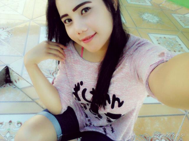 Cewek manis itu berhidung Pesek :):)