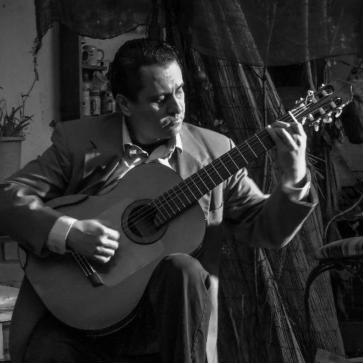Carlos Benítez Guitarrista mexicano, con 30 años de carrera profesional. Su talento lo ha llevado como concertista a escenarios del continente americano y de