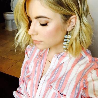 ashleyrpgcrsn's profile picture. here's to teenage memories