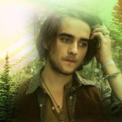 Only human son of @AvengingXmen and @Groovy_Profx. Younger brother to Edie and older to Anya. I'm useless yet sarcastic, that has to count for something? {OC}