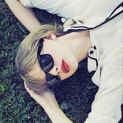 1989Red_13Swft's profile picture. this is a roll play account