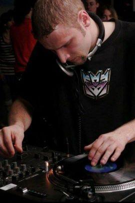 Soundwave also known as CriticalMass and DeeperShades is a DJ/LivePA/Producer/Promoter of Deep,Dark,Hard,Minimal&Progressive-Techno,House,Electro&Breaks!