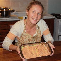 Romagnola emigrata in Toscana, alfabetizzo gli stranieri alla cucina casalinga italiana. Born and raised in Emilia-Romagna, I teach authentic home-cooking