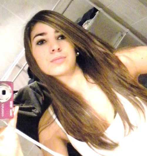 hi, i'm nouria 17years old i'm an optimistic girl who makes a lot of fun with friends ! x