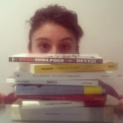 Studentessa. Mangiatrice di libri. Sognatrice per necessità. Un blog, tanti romanzi letti e recensiti e il sogno di lavorare nel mondo delle parole.