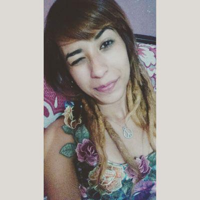 Onde escorre lágrimas, existe vida. Coração.
Me faz sentir sua batida.
Viver. Não é tarde. Covarde, ou não, vou ser.
É hora de mudar. De me cuidar. Melhor,
