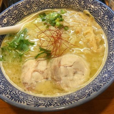 ラーメンもりもり食べてます。