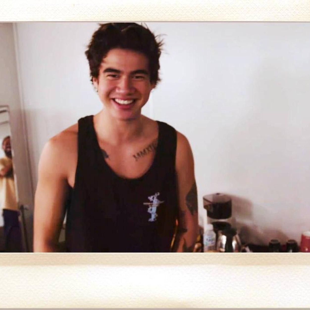 1975_Updates's profile picture. This is a free follow from @bxbxgirl please follow her :)