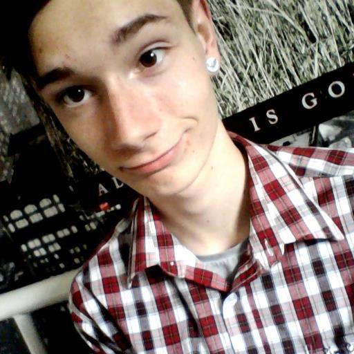 AlloftheTom's profile picture. Hey! I'm Tom. I come from the UK :P Follow me and chat to me! ^-^