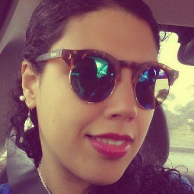 A ariana zela. Tem caráter dominador. Mas pode ser convencida. E aí, então, fica uma flor: Cordata... E nada convencida. Porque o seu denominador, É o amor.