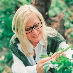 Judith Anger-Pionierin der WildnisKultur- Bau mit uns ein Tiny House! Gelehrt wird nach der Holzer'sche Permakultur/AgroÖkologie-hier twittern Judith, Michaela