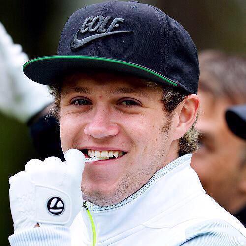 BarbHappily's profile picture. Miro hacia donde sea, pero el mundo sigue siendo destructivo.