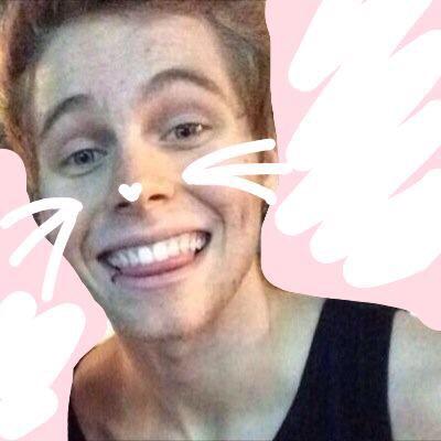 CONGRATS ON YOUR LUKE/4, YOU TOTALLY DESERVE IT, LUKE LOVES YOU SO MUCH AND HE THINKS THAT YOURE BEAUTIFUL XX