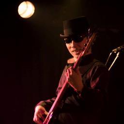 Bass player、フィルフィル合唱チーム、THE BLACKBELLY CLUB、ONLYesterday、Leon Symphony Jazz Orch.、nara project、Mailing Dog、キミソラ etc... MHSW、PSW、映画🎬(シアターで年200本)、写真好き