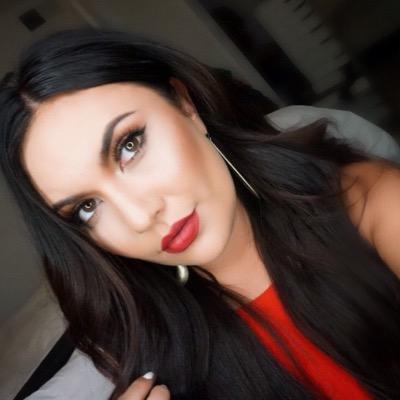 PRO MAKEUP ARTIST// LA
Instagram: beautybybritt_
