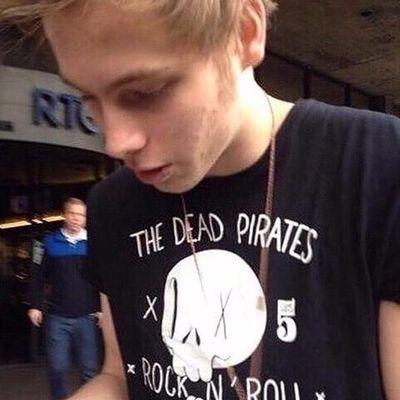 dorkylucass's profile picture. halsey is a queen, bye