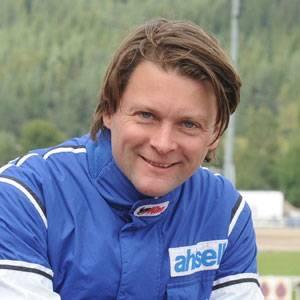 AdielssonFanC's profile picture. Sveriges bästa kusk FanClub! Swedish best driver FanClub! Erik Adielsson1⃣ Årets kusk 2010. Förstekusk hos Stig H Johansson.