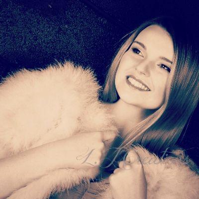 Mollysharp27's profile picture. 17 and trying to tackle A-levels. Have a love for acting :) and all my friends :)