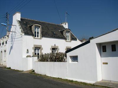 Maison de pêcheur. 300 m de la mer. Capacité d'accueil 6 pers. maxi. Garage, jardin clos, 3 chambres, salon/séjour, cuisine, 2 salles d'eau, 2 WC. Tout confort.