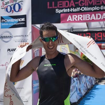 Professor de secundària, amant del ciclisme, del bon menjar i aficionat al triatló. Antifeixista