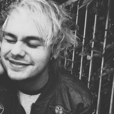 ohmyirishmofo's profile picture. too mainstream to write anything here