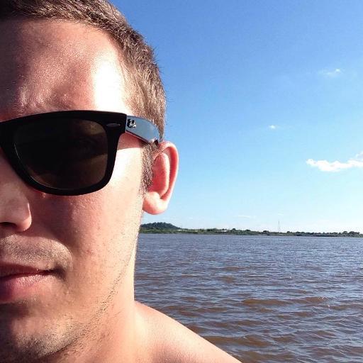 Dj & Project Manager, adicto a la música, a los 18 me prometi comer un cuarto de libra cada fin de mes