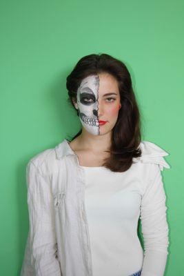; dulce introducción al caos ~ Melómana, y un toque de lunática. ~ Proceso de cantante y trompetista. ~ Escritora a ratos. ~ FAV. ~