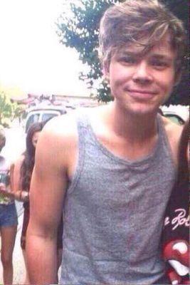 DrummerBoySCRP's profile picture. I thought this was Hogwarts.....I'm Ashton I once worked at a KFC 4 years ago & most people think I'm a hippie or a dad.