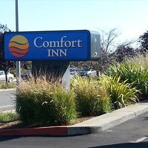 The Comfort Inn Hotel in Watsonville CA conveniently places you between Santa Cruz and Monterey.