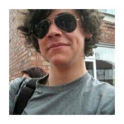 pls follow @twdfttniall bc she gave you a free follow (she follows back)