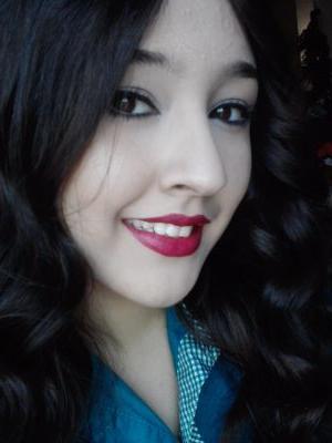 Alta,delgada,buena onda,amigable,ojos color cafes claros, y muy dibertida.