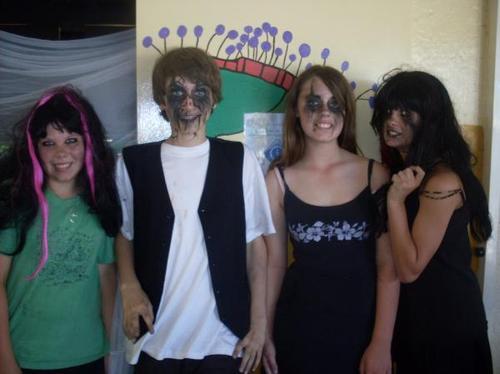 i love my best friends: steph, tay & chynna. i love short stack, horror movies, random ppl like kye & rump. haha xxx