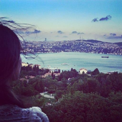 Лучше жить со строптивой женщиной, чем со скучной. Таких, правда, иногда душат, зато никогда не бросают #ВзаимныйФолловинг