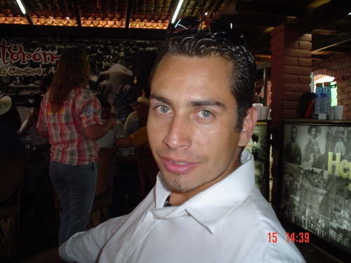 Robertorre's profile picture. Nunca para atras ni para tomar vuelo, siempre de frente y adelante