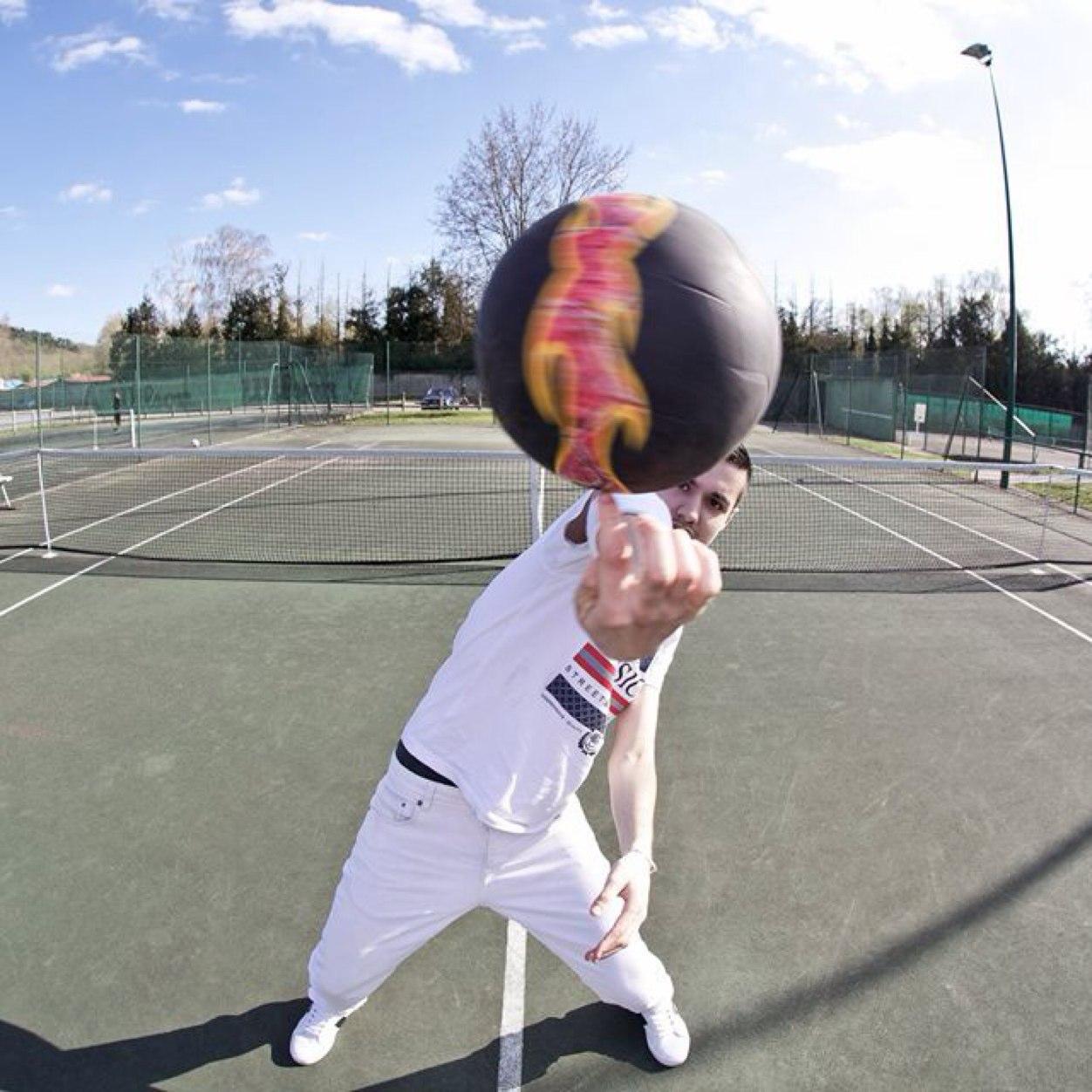 mehdinho a débuté le Freestyle Ball en 2012.Après avoir visionné « par hasard » des vidéos présentant des artistes de Freestyle Ball, il décide de si mettre.