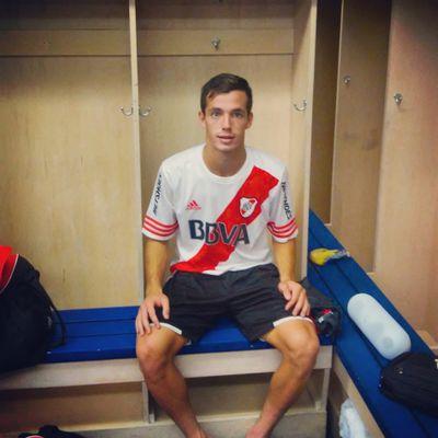 13/03/96 nacido en Bariloche, jugador de River Plate. 
Facebook: Eze Vargas
Instagram: @ezevargas96