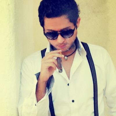 Quédate con quien te mire cada día como si descubriera algo nuevo. soy el amor de tu vida pero me puedes llamar yordi