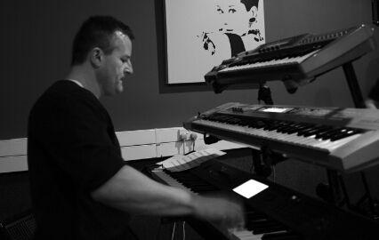 Excellent live 4 piece band, playing the very best 80's music...