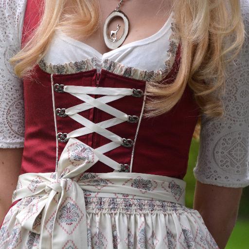 Das Trachten Label aus Rosenheim. Handgearbeitet Dirndl Kollektionen von bester Qualität. Schlicht und elegant. Lassen Sie sich verzaubern.