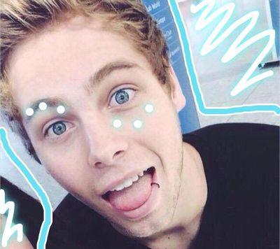 Free follow from @_SourApple_Luke. RT this please ⬇⬇
