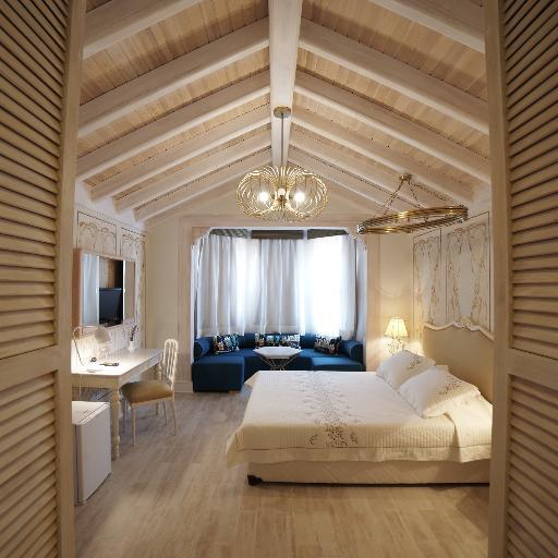 Alaçatı On Oda Butik Otel rüzgar cennetinin kalbinde yer alır.Rüzgar Tanrısı Boreas ve Tanrıca Alkyone'nin evinde huzur,sukunet ve dinginliğin tadını çıkarın.