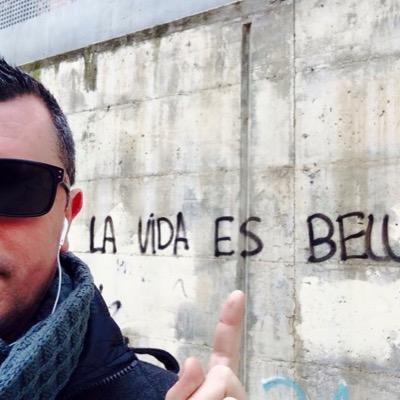 Nunca llegarás a tu destino si te detienes a tirarle piedras a cualquier perro que ladre.