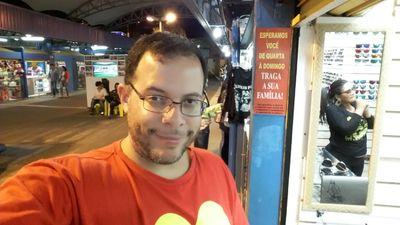 Professor de Inglês, Designer gráfico, Web designer, estudante de programação sempre que dá tempo. Arte finalista,Artista conceitual e aprendendo a esculpir :)