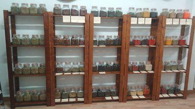 Venta de té y especias a granel, infusiones y compuestos para la salud. Vino y cerveza, aceitunas y frutos secos, fruta deshidratada y semillas...