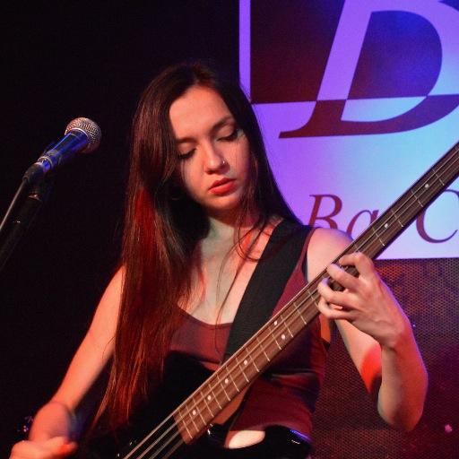 Ramonangie's profile picture. Nacida en 1994 en un bonito pero descuidado mundo. Siempre me quedará el rock n' roll.