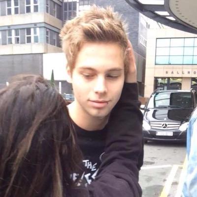 follow @fuckingcalvm bc she gave u a free follow or i unf / if i gave u some free follows its bc i love ur acc